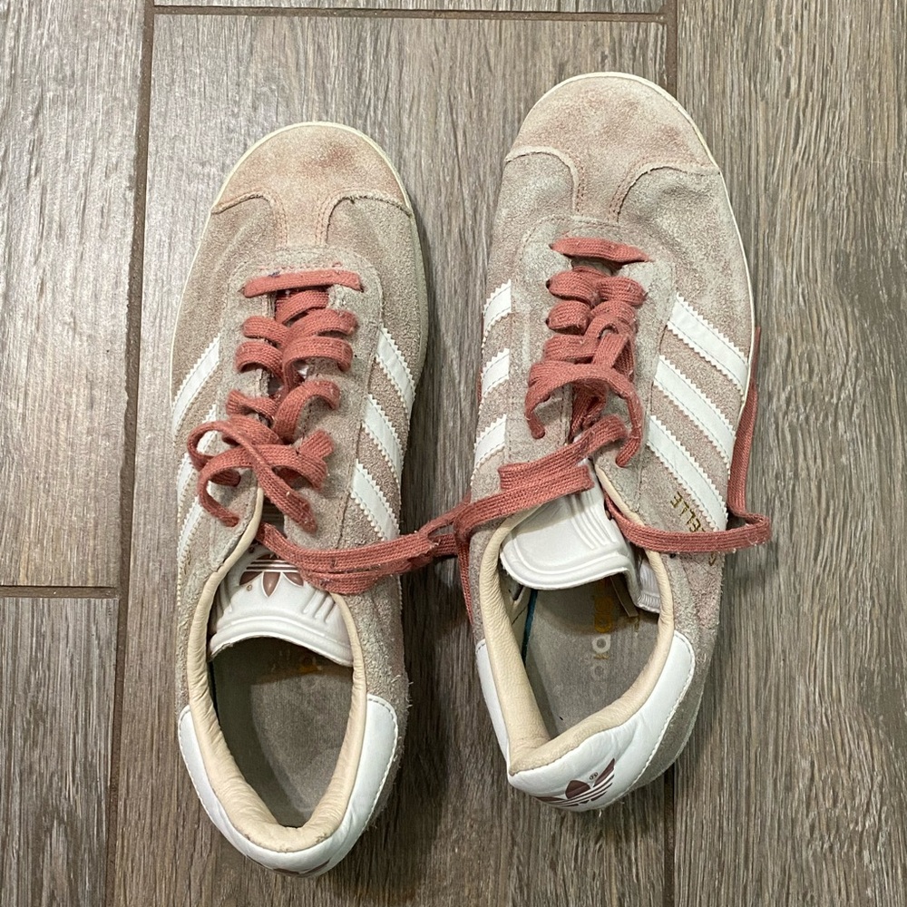 Adidas 6.5 Sneakers (stained/pealing)